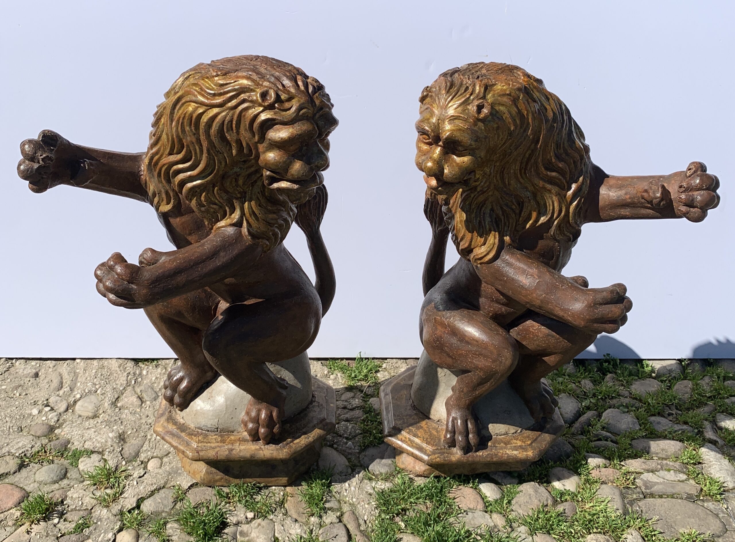 Coppia di sculture in legno intagliato, dorato e dipinto - Leoni porta bandiera. Venezia, fine XVI secolo. - Image 3