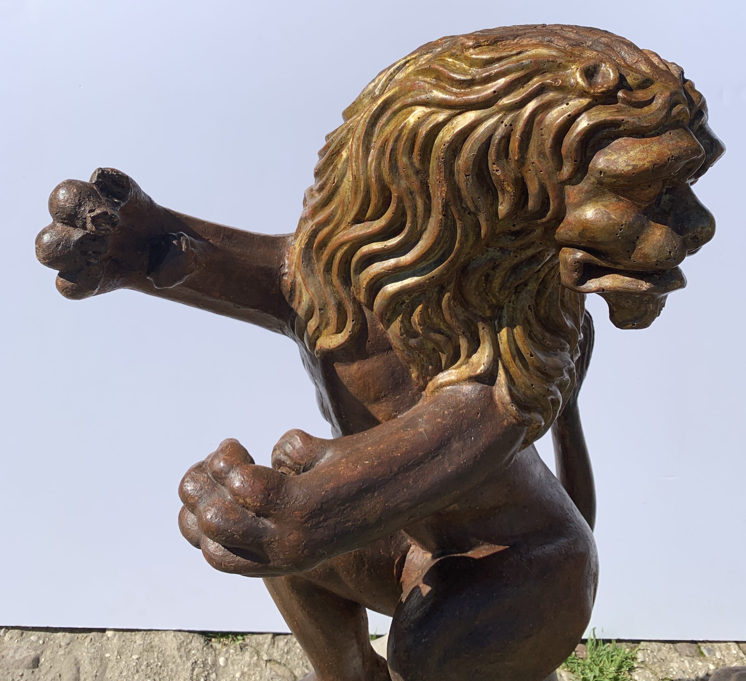 Coppia di sculture in legno intagliato, dorato e dipinto - Leoni porta bandiera. Venezia, fine XVI secolo. - Image 4