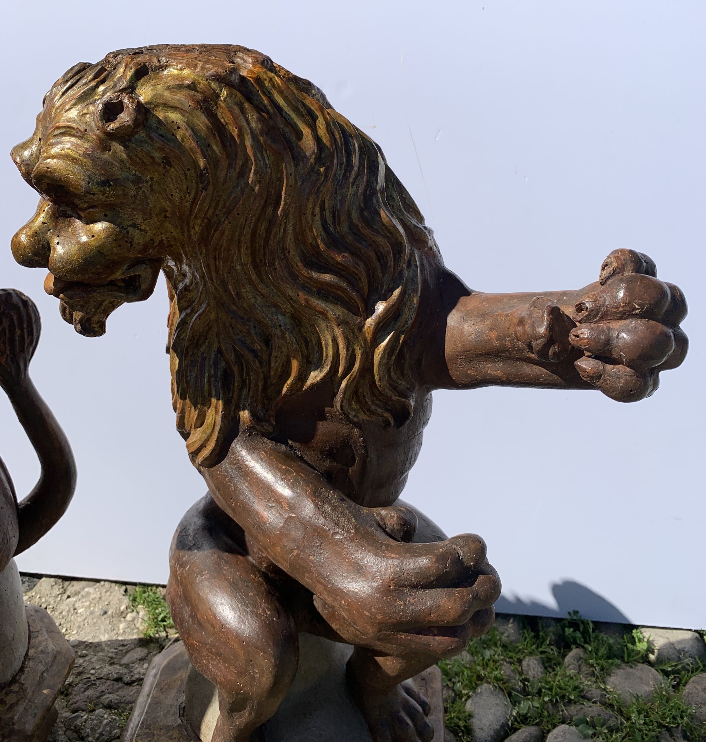 Coppia di sculture in legno intagliato, dorato e dipinto - Leoni porta bandiera. Venezia, fine XVI secolo. - Image 5